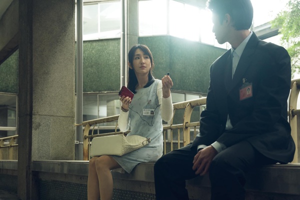 《模仿犯》劇情隱藏彩蛋!吳慷仁頭痛藥藏玄機,場景「這細節」早預吿兇手&危險的出現