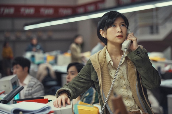 《模仿犯》劇情隱藏彩蛋!吳慷仁頭痛藥藏玄機,場景「這細節」早預吿兇手&危險的出現