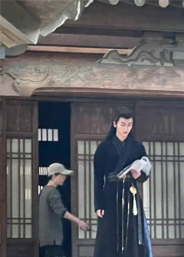 11組陸劇明星驚人身材比例!白鹿同框陳都靈被嘲?羅雲熙輸李現?他頭只到張凌赫的腰耶