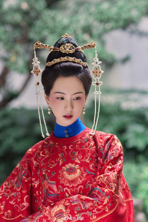 《長月燼明》陳都靈7件事!打敗奶茶妹成最美校花,憑8個白眼受封「紅毯最做作女星」