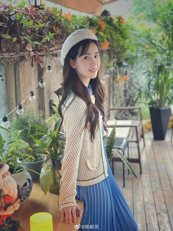 《長月燼明》陳都靈7件事!打敗奶茶妹成最美校花,憑8個白眼受封「紅毯最做作女星」