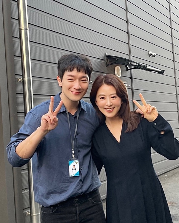 「追星成功」韓劇演員！《造后者》金喜愛是孫錫久迷妹，朴寶劍差點引發李孝利家庭革命