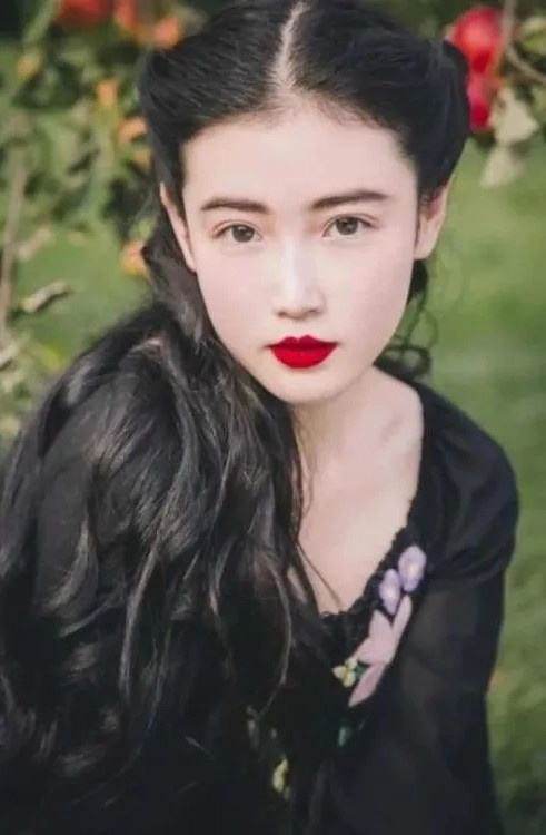 「一張照片美出圈」陸劇女星!陳都靈憑素顏證件照拿下《左耳》,趙露思國中就美到出名