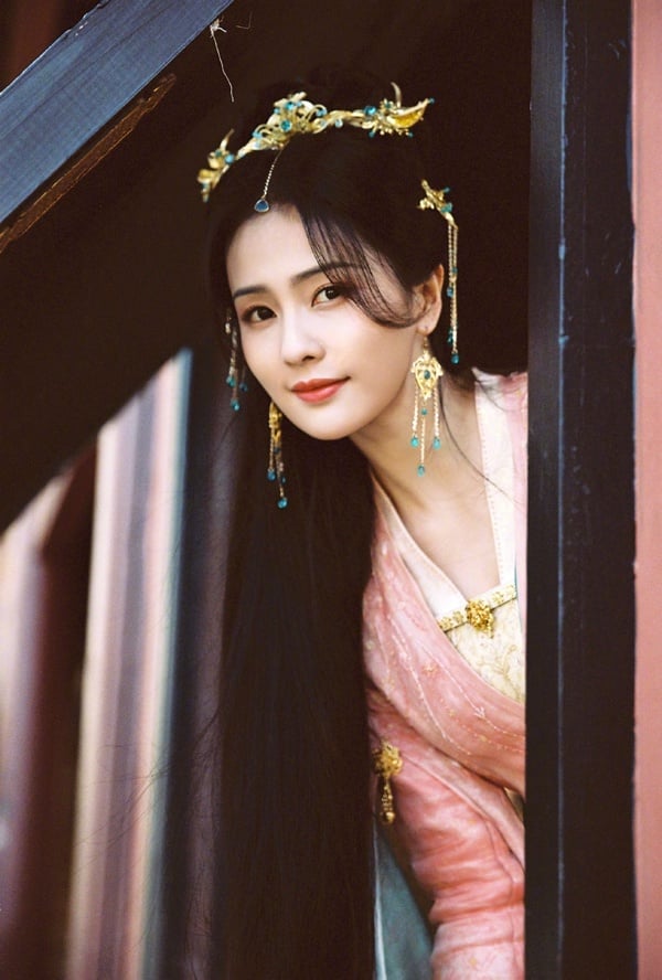 「一張照片美出圈」陸劇女星!陳都靈憑素顏證件照拿下《左耳》,趙露思國中就美到出名