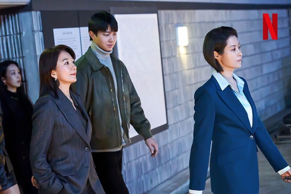 Netflix《造后者》劇情「隱藏細節」!劇名暗示打破性別,「圍巾」象徵導禧被繫上項圈