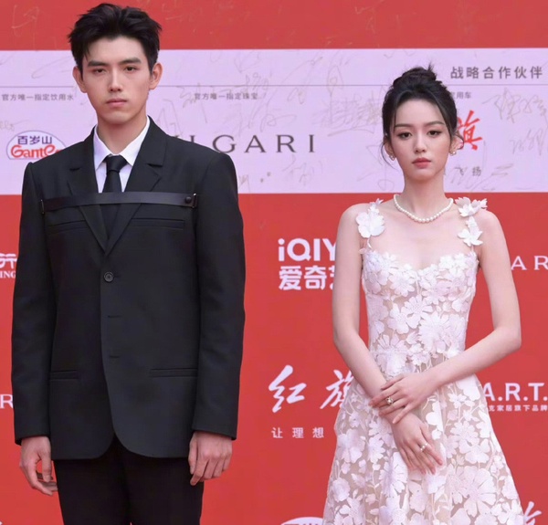 北京電影節14位陸劇明星精修vs未修！倪妮貴氣&amp;周也漂亮，古力娜扎&amp;陳都靈禮服卻被吐嘈
