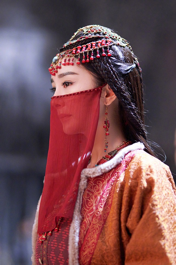 古裝劇9位「藍色面紗」美人!白鹿&趙露思誰更媚?趙麗穎冷豔,熱巴遮臉還是頂級大美人