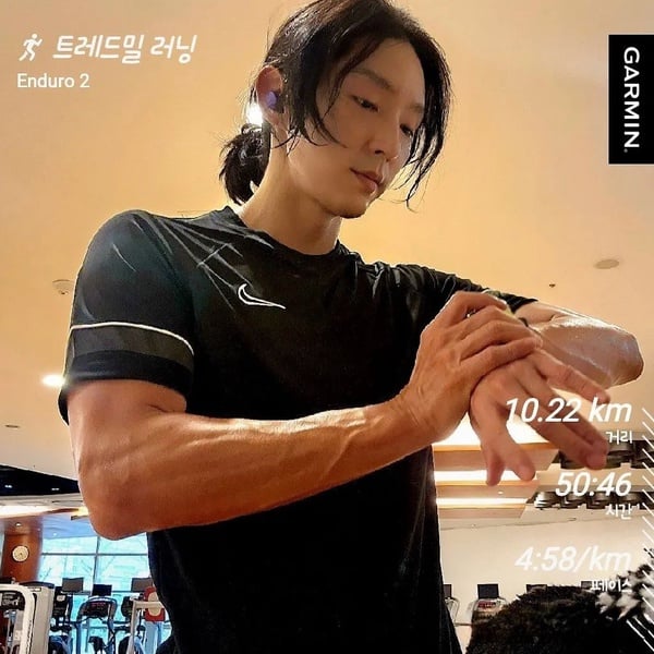 韓劇男神留長髮!李準基長髮帥到引熱議,《特務家族》張赫頹廢美,朴敘俊真的太違和了