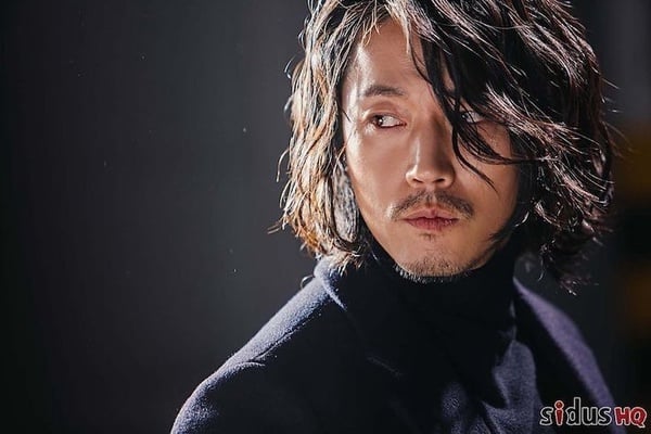 韓劇男神留長髮!李準基長髮帥到引熱議,《特務家族》張赫頹廢美,朴敘俊真的太違和了
