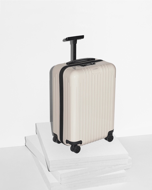 最有質感象牙白!RIMOWA Essential Lite 推全新「象牙色」,溫柔耐看更不易撞箱