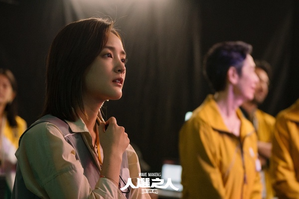 《人選之人》劇情彩蛋解析!五年級心痛告白伏筆埋2年,亞靜名字藏玄機、KTV成劇情關鍵