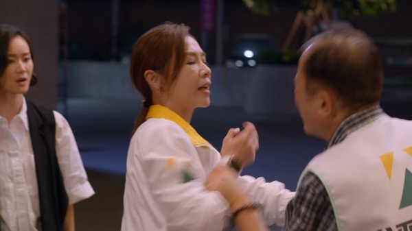 《人選之人》8個寫實細節!一點風吹草動PTT就吵翻,選黨不選人、只選好看的,太真實了
