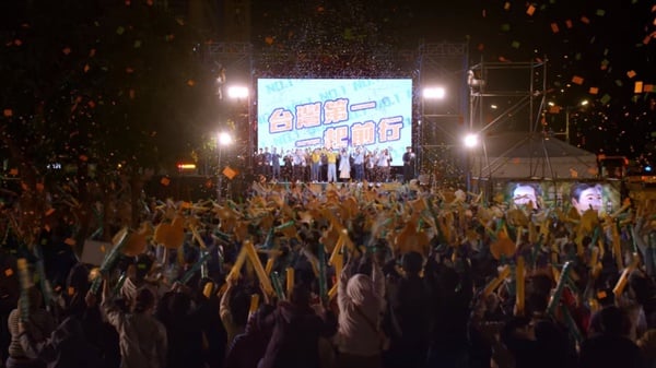《人選之人》8個寫實細節!一點風吹草動PTT就吵翻,選黨不選人、只選好看的,太真實了