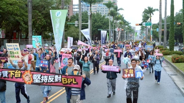 《人選之人》8個寫實細節!一點風吹草動PTT就吵翻,選黨不選人、只選好看的,太真實了