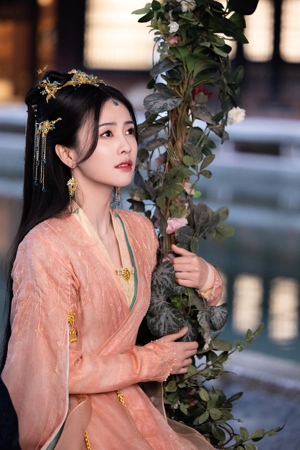 白鹿20個古裝造型!《長月燼明》靈動,《周生如故》溫婉,和趙露思同款醜瀏海誰贏了?