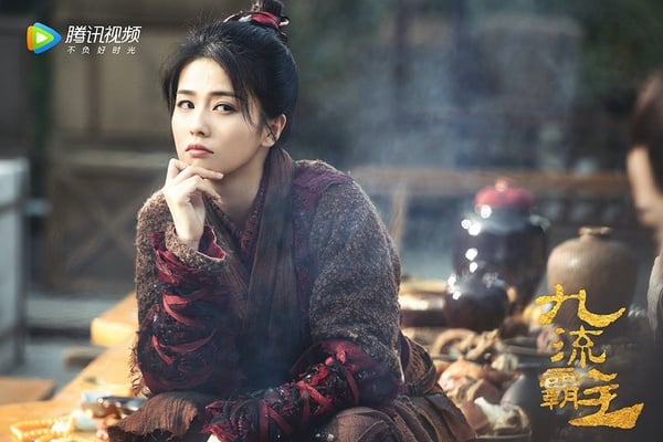 白鹿20個古裝造型!《長月燼明》靈動,《周生如故》溫婉,和趙露思同款醜瀏海誰贏了?