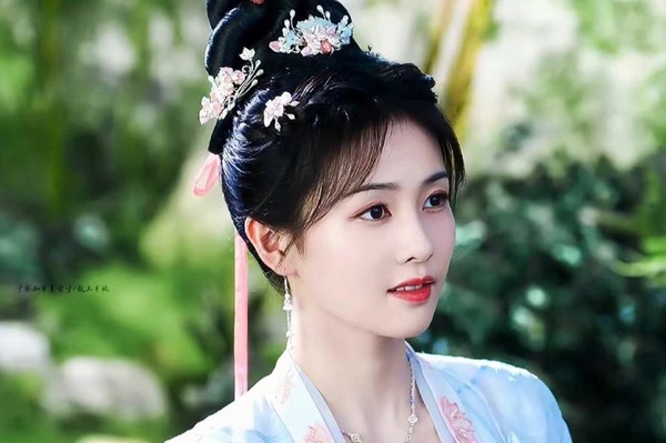 白鹿20個古裝造型！《長月燼明》靈動，《周生如故》溫婉，和趙露思同款醜瀏海誰贏了？