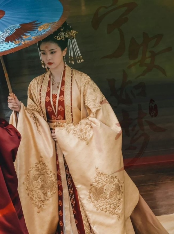 白鹿20個古裝造型！《長月燼明》靈動，《周生如故》溫婉，和趙露思同款醜瀏海誰贏了？