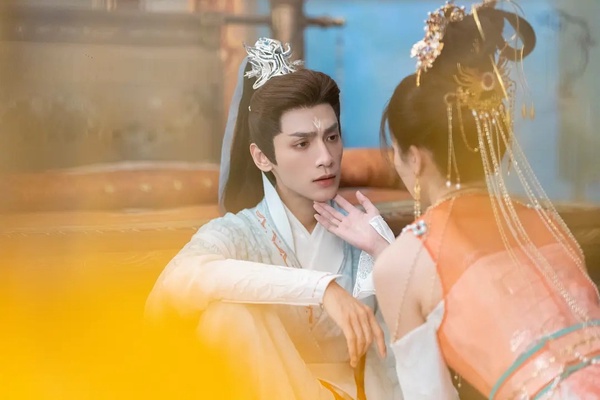 《長月燼明》羅雲熙根本女神收割機!白鹿、譚松韻都公開讚賞他,楊紫更是直誇「暖男」