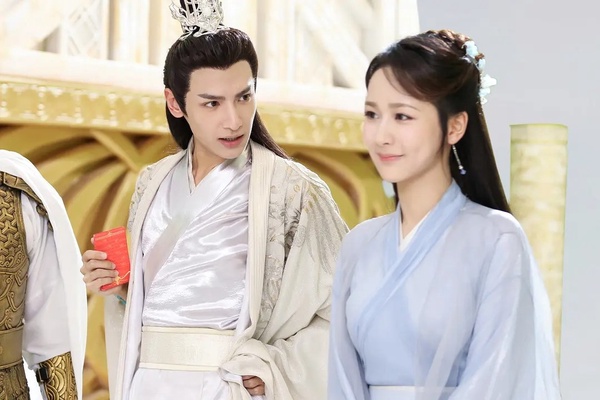 《長月燼明》羅雲熙根本女神收割機!白鹿、譚松韻都公開讚賞他,楊紫更是直誇「暖男」
