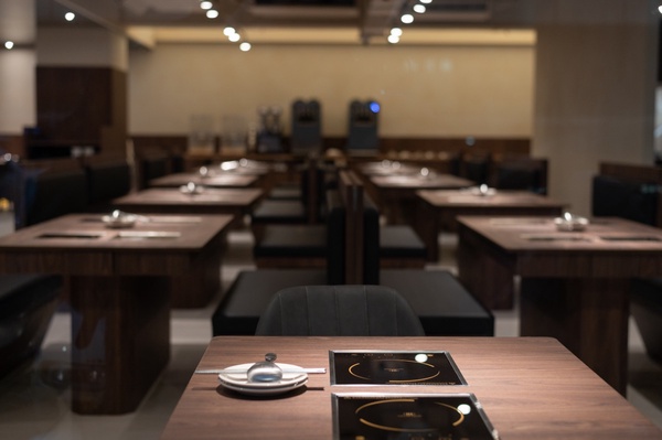 台北新開幕火鍋!萬客什鍋長安東店蝦仁飯、燒麻糬冰必吃,整塊牛排下鍋「這家」嚐鮮