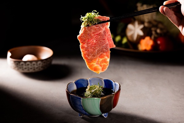 台北新開幕火鍋!萬客什鍋長安東店蝦仁飯、燒麻糬冰必吃,整塊牛排下鍋「這家」嚐鮮