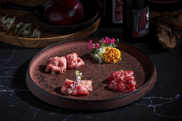 台北新開幕燒肉火鍋!金月鍋物整塊牛排下鍋、全台唯一「A5赤身和牛專賣」赤身燒肉開吃