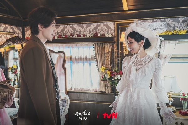 《九尾狐傳1938》首播收視贏第1季!金素妍火速求婚李棟旭,劇情輕鬆,沒看第1季也能追