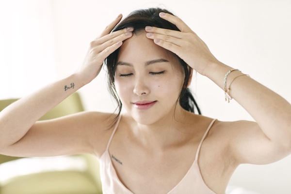 抬頭紋的改善按摩方法：2.拉提眉毛