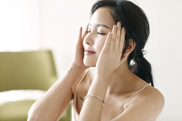 抬頭紋的改善按摩方法：1.頭部放鬆