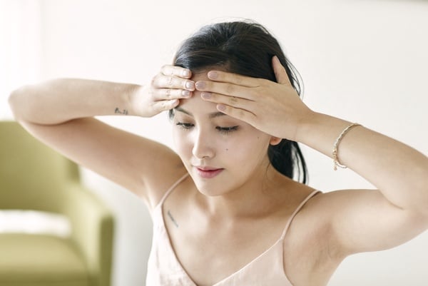 抬頭紋的改善按摩方法：3.額頭按摩