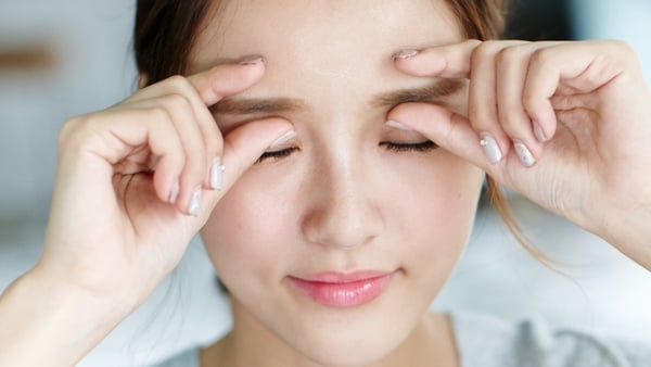 抬頭紋的改善按摩方法：4.眉毛夾按