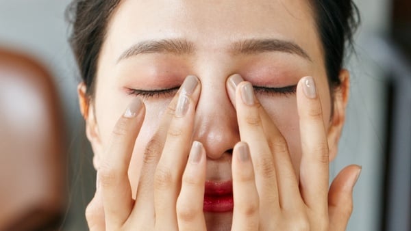 抬頭紋的改善按摩方法：5.眼周按摩