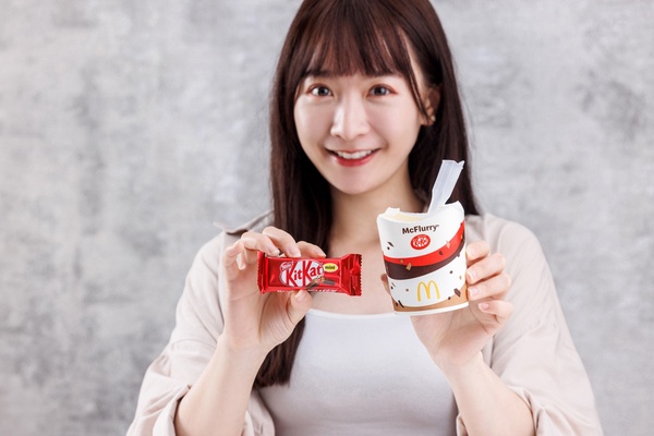買一送一！麥當勞聯名KitKat推全新「巧克力焦糖冰炫風」，牽絲起司排堡同步回歸