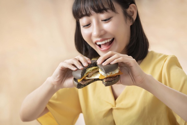 買一送一！麥當勞聯名KitKat推全新「巧克力焦糖冰炫風」，牽絲起司排堡同步回歸