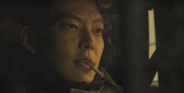 Netflix《末日騎士》劇情「幕後秘密」!金宇彬抽菸是特效,劇版「四月」為何改男生?