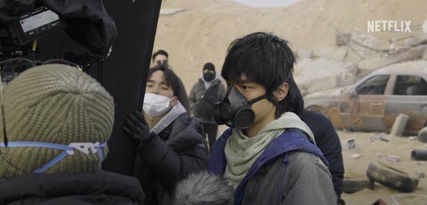Netflix《末日騎士》劇情「幕後秘密」!金宇彬抽菸是特效,劇版「四月」為何改男生?