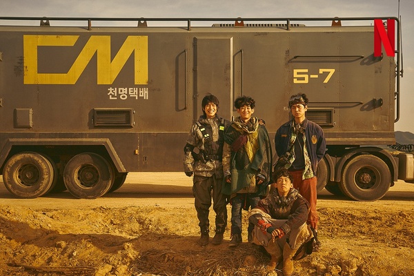 Netflix《末日騎士》劇情「幕後秘密」!金宇彬抽菸是特效,劇版「四月」為何改男生?