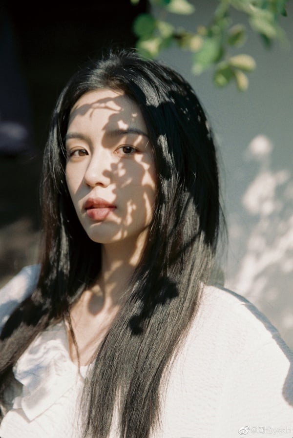 《護心》周也8件事！賴冠霖緋聞女友，號稱「小章子怡」，花6塊錢拍證件照美到上熱搜