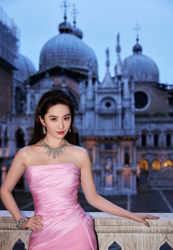 10位陸劇女星「證件照」!《護心》周也美到上熱搜,趙露思、熱巴沒變,趙麗穎差最多
