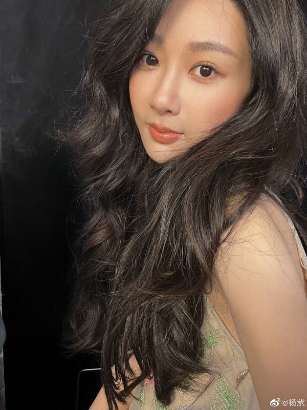 10位陸劇女星「證件照」!《護心》周也美到上熱搜,趙露思、熱巴沒變,趙麗穎差最多