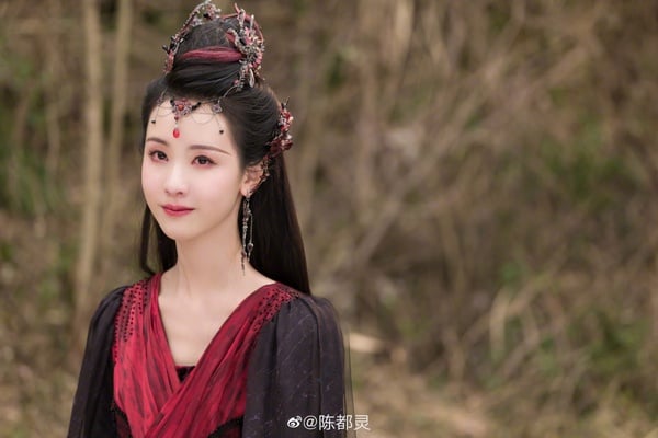 10位陸劇女星「證件照」!《護心》周也美到上熱搜,趙露思、熱巴沒變,趙麗穎差最多