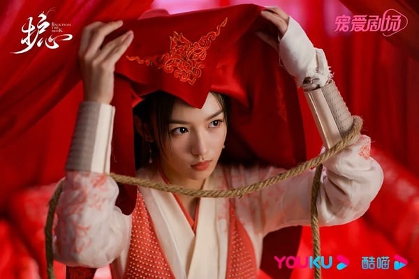 10位陸劇女星「證件照」!《護心》周也美到上熱搜,趙露思、熱巴沒變,趙麗穎差最多