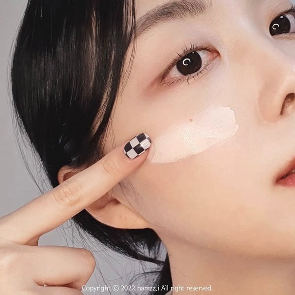 先防曬還是先妝前？新手不出錯「底妝順序」推薦，粉底這樣上更薄透遮瑕、服貼持久