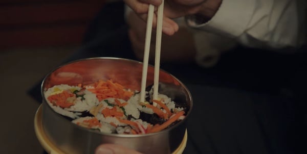 《壞媽媽》劇情隱藏細節！處處有「黃色」物件，強豪一家都不吃紅蘿蔔，畫面色調有玄機