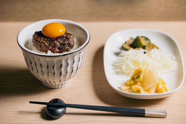 台灣吃得到！新開幕「肉旨房」專賣日超夯烤漢堡排，和牛、豬雞都有，開幕10天買一送一