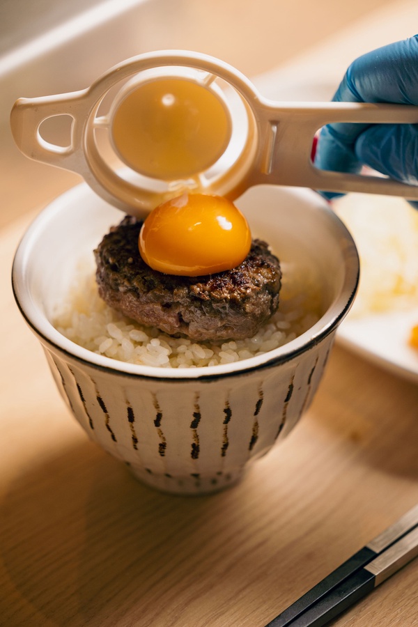 台灣吃得到！新開幕「肉旨房」專賣日超夯烤漢堡排，和牛、豬雞都有，開幕10天買一送一