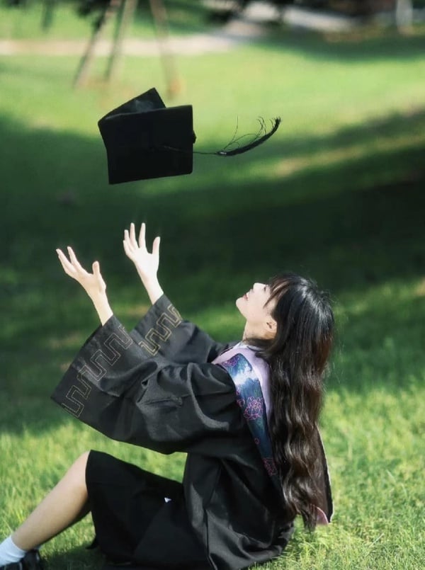 畢業學士服拍照姿勢:個人照