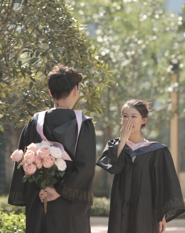 畢業學士服拍照姿勢:個人照