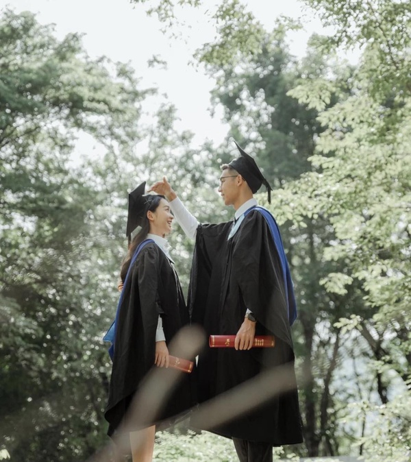 畢業學士服拍照姿勢:個人照